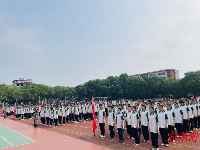 安乡县:深柳中学2023级新生国防教育训练开训 