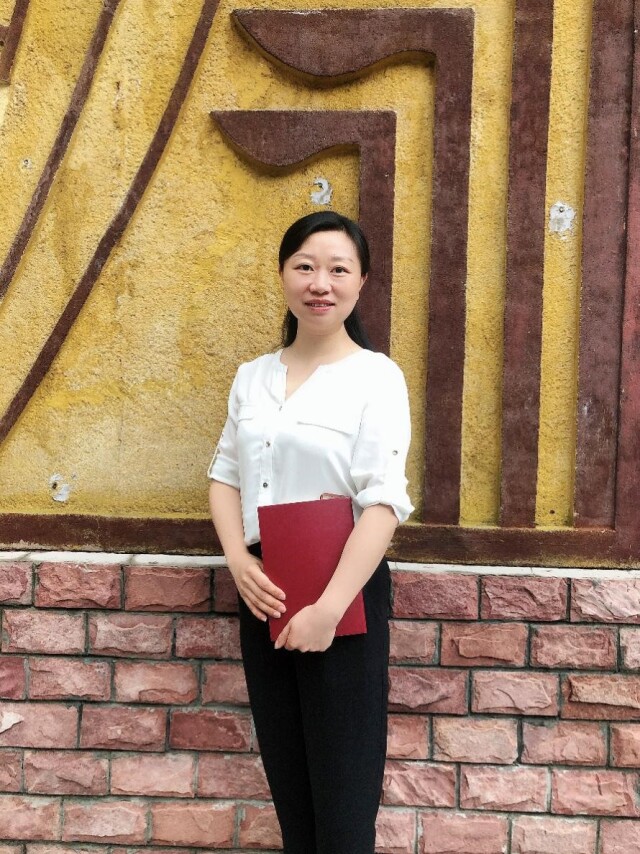 怀揣着对教育事业无限的憧憬,带着满腔的热情,1998年9月,唐燕飞成为了