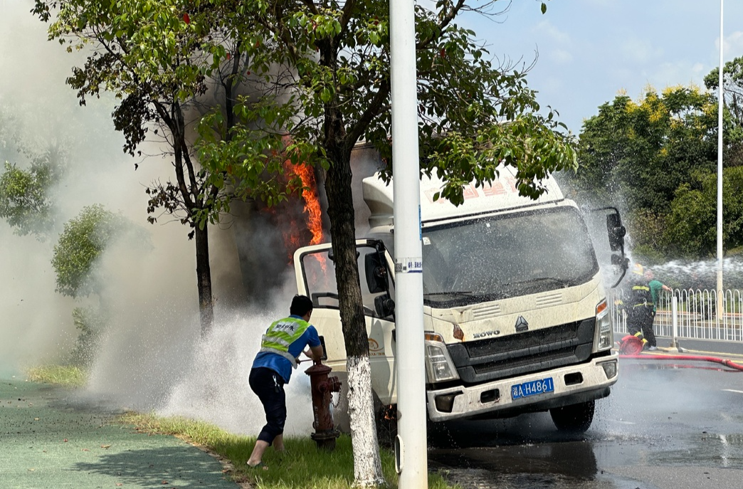货车突发自燃！长沙水业集团抢修员见义勇为协助灭火