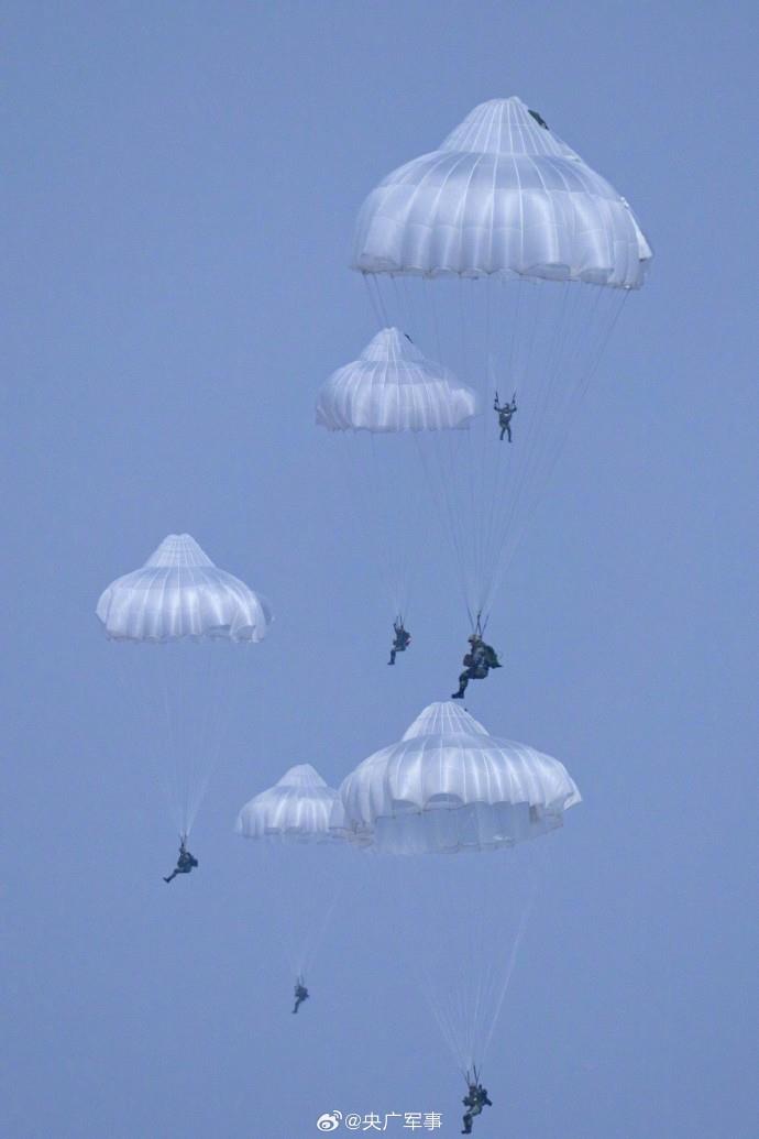 空降兵成立73周年 一组超酷大图看神兵天降