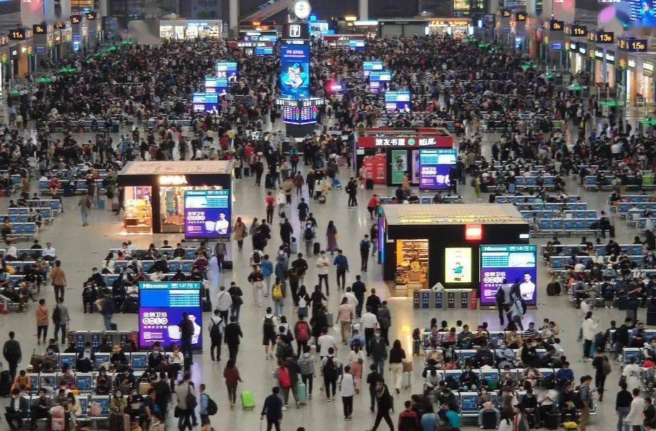 每秒超60万人在刷票 国庆假期铁路日均客流量预计约为春运两倍