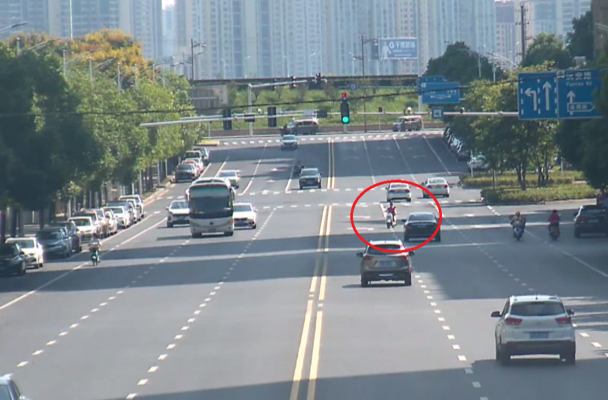 电单车随意横穿马路撞上小车，全责！
