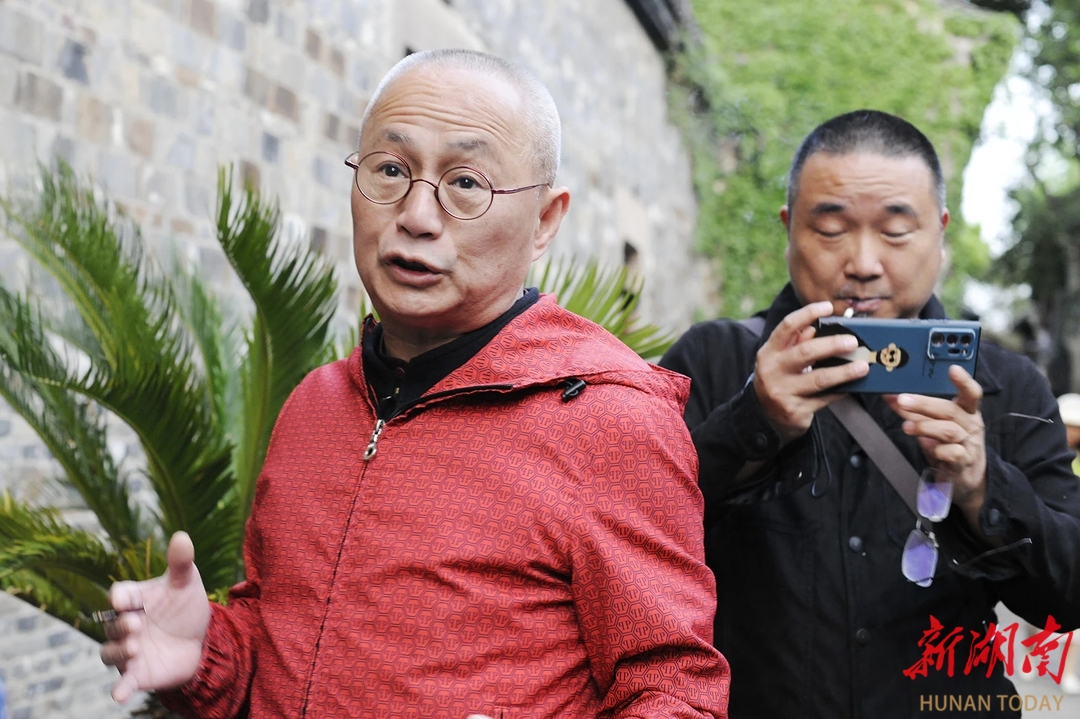 湖南省摄影家协会顾问叶文智与湖南省摄影家协会副主席翟健（右）在浙江