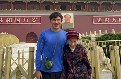 全网感动！湖南小伙背95岁奶奶到天安门看升旗