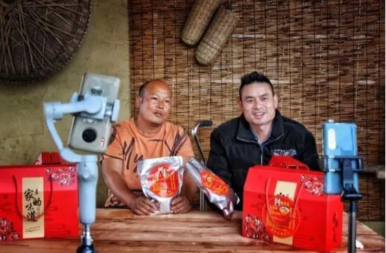 乡村振兴 自强有我 | 萝卜干、东安鸡最畅销！抓住节前消费旺季，东安县残疾主播忙直播！