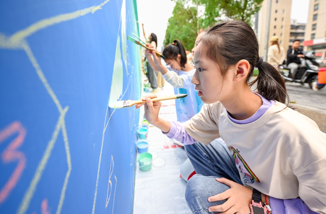东塘街道：创意彩绘让老城区艺术“灵动”