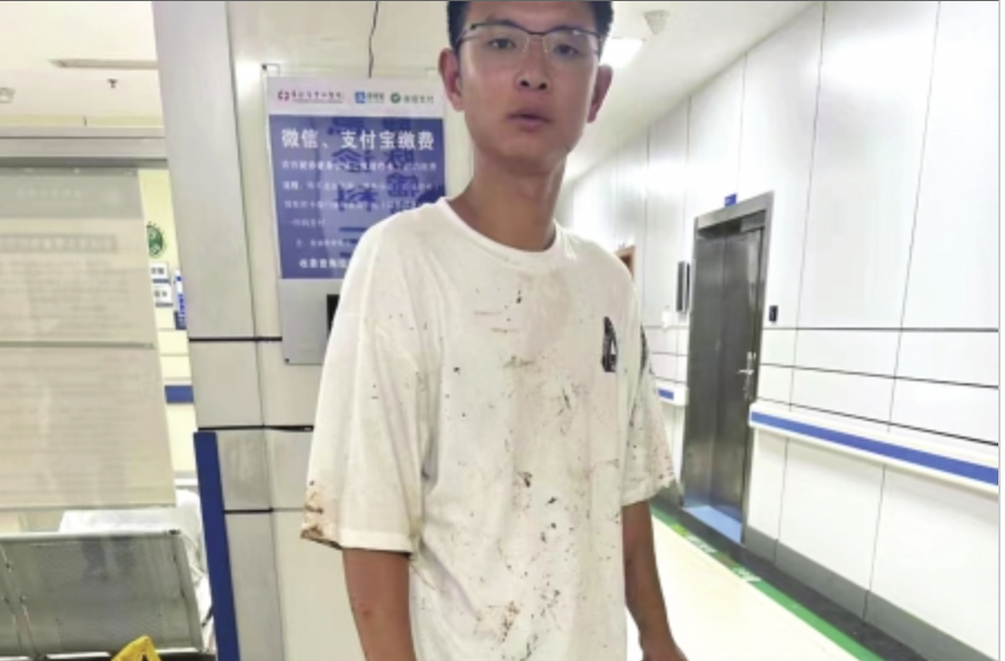 小车深夜坠河，民警徒手砸窗救人