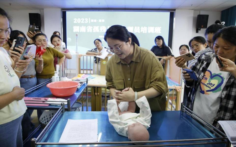 专业赋能启新程 湖南为孤残儿童护理员“加油充电”