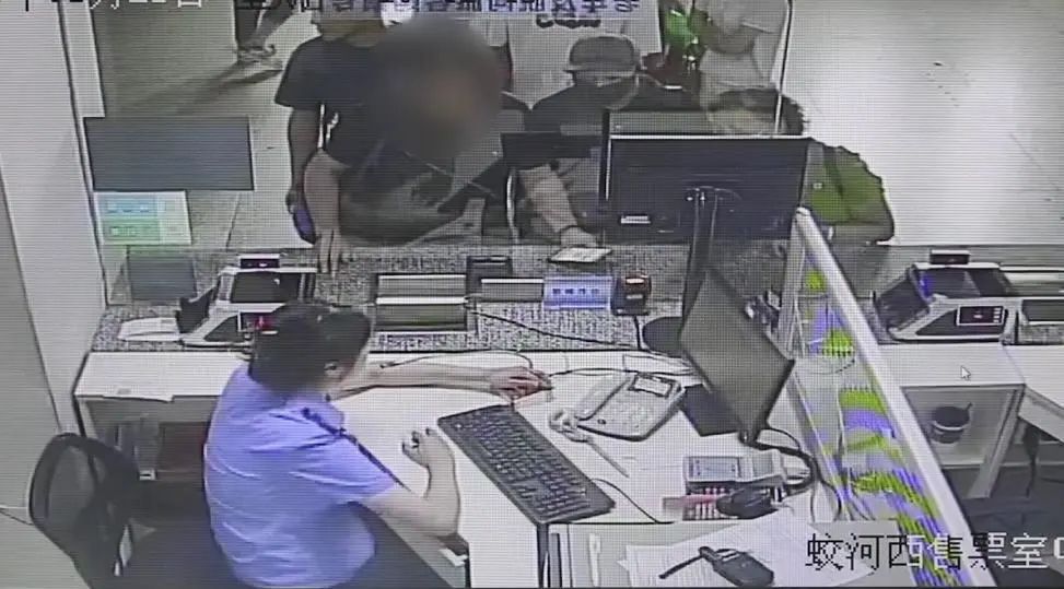 拿假证、冒用他人证件坐火车，后果严重！