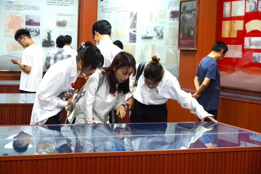 长沙理工大学汽机学院新党员参观湖南红色档案馆