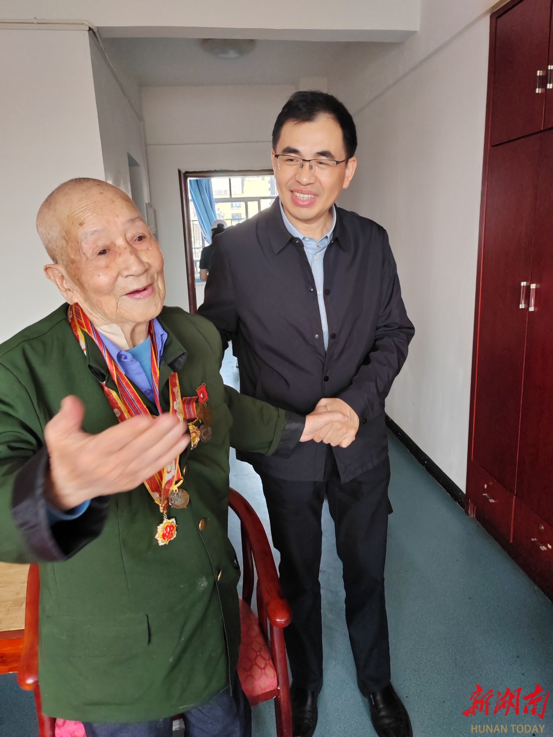 共话峥嵘岁月 传承革命精神 常德市自然资源事务中心慰问老兵易志春