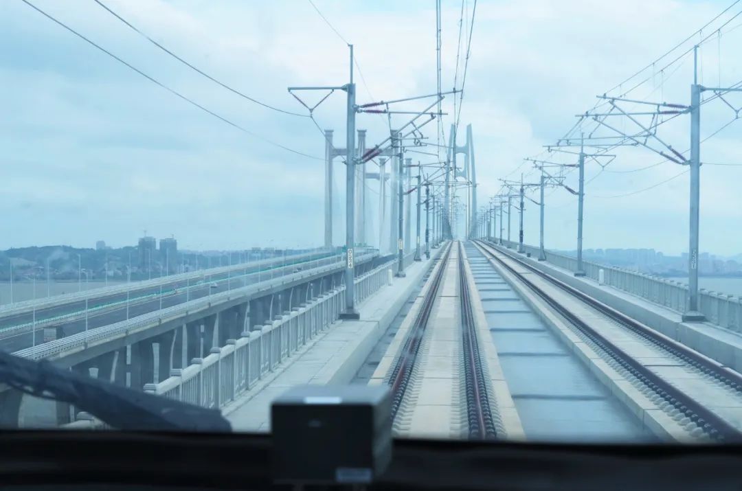 时速350公里，我国首条跨海高铁明天开通运营！