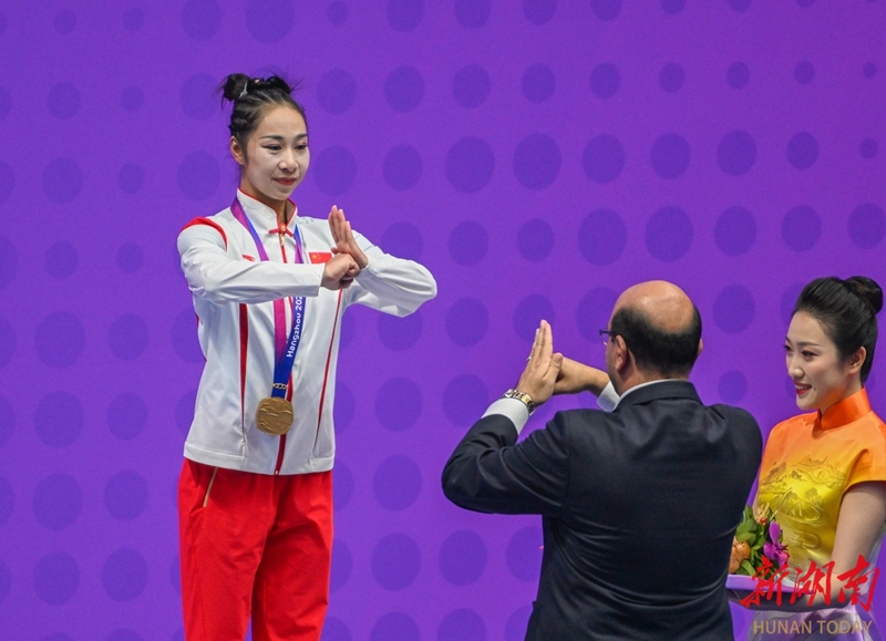 9月27日,中国选手赖晓晓(左一)与颁奖嘉宾行武术抱拳礼