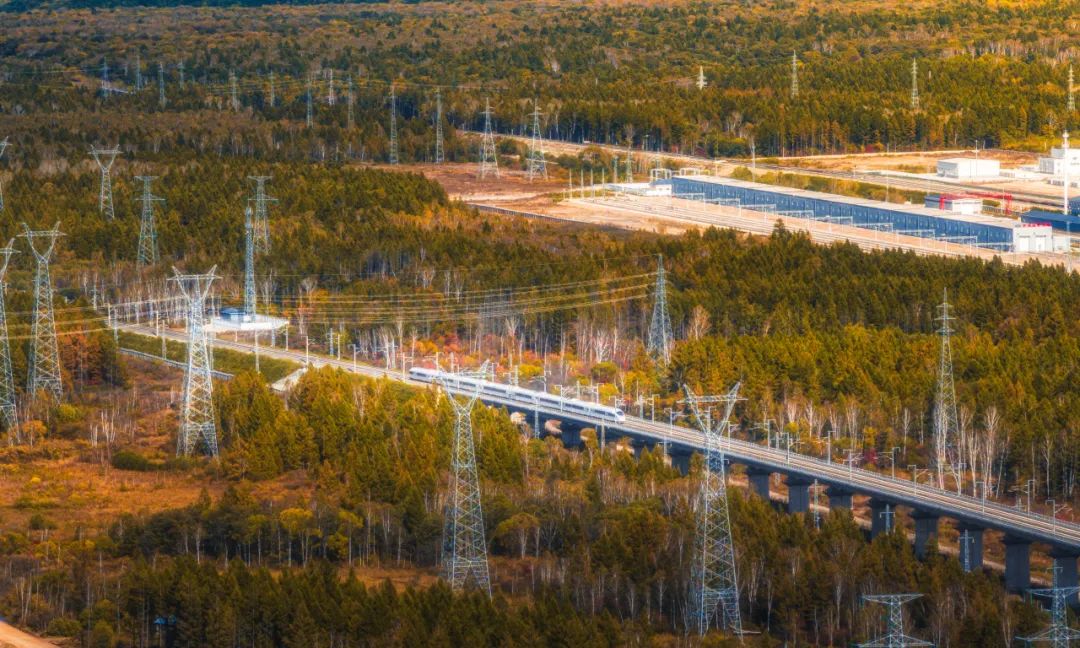 一天体验3个季节！这趟高铁火了