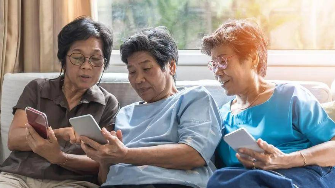 怎么能让“网瘾”老人放下手机？