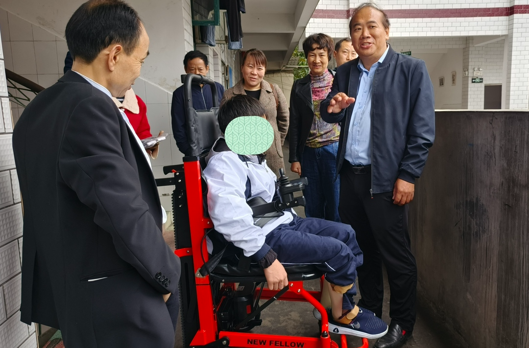 暖心！爱心人士向残疾学生捐赠电动爬坡轮椅助力完成学业