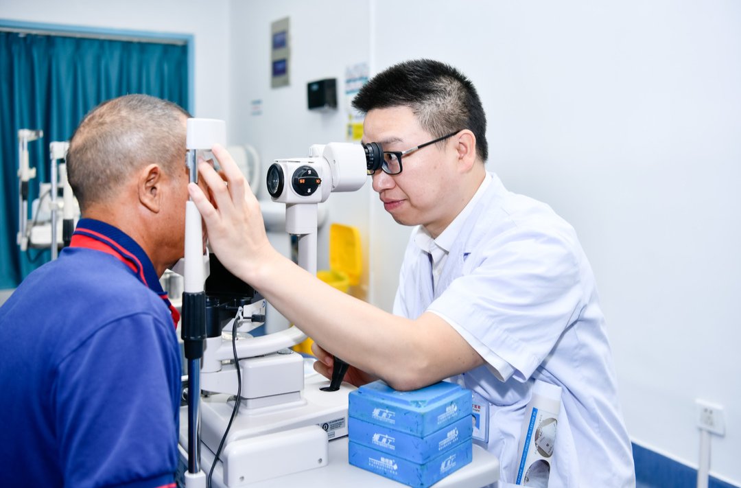 “糖网”患者的光明守护者 ——记郴州市第一人民医院眼科主任周小平