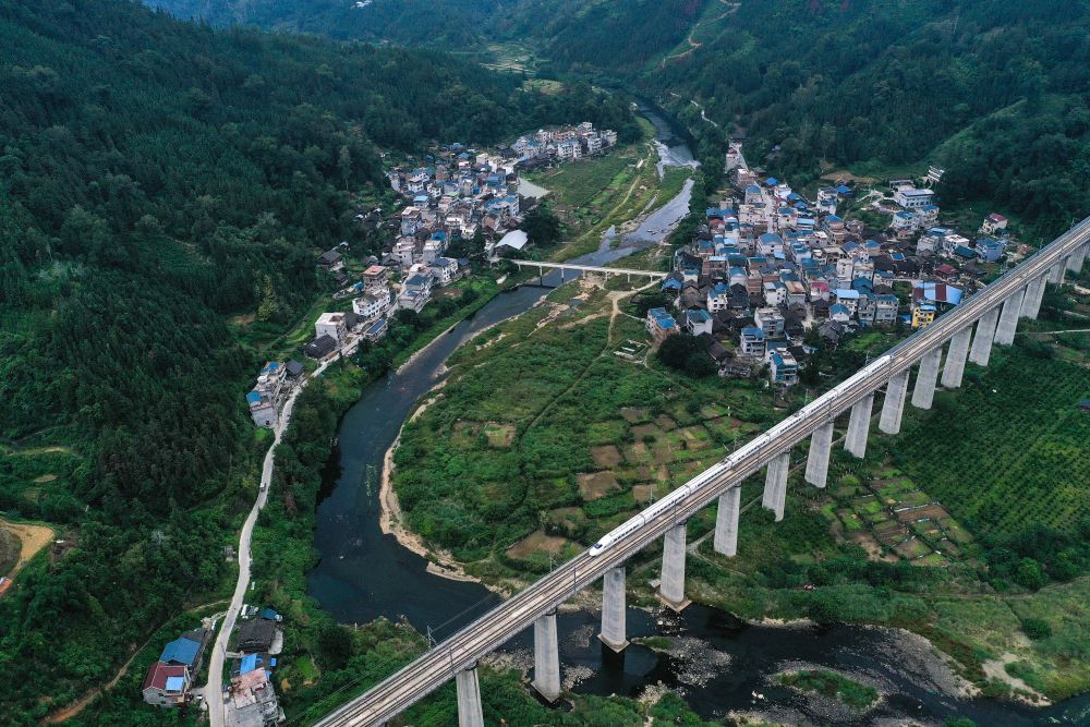 贵广高铁10月11日起最高时速按300公里运营