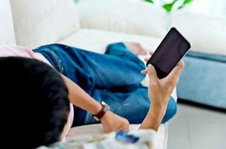 长期侧躺玩手机会诱发斜视？