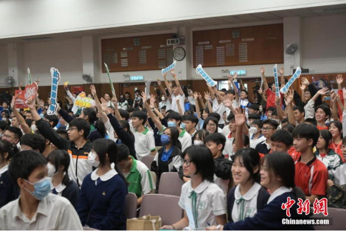 中新网记者 陈永诺 摄图为苏炳添向学生送上签名.
