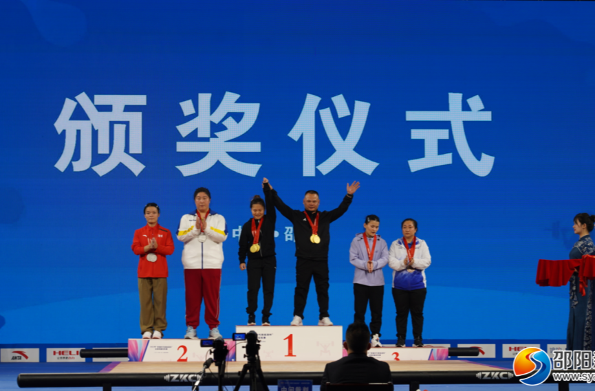 全国举重冠军赛竞赛首日，在邵阳刷新两项世界纪录！