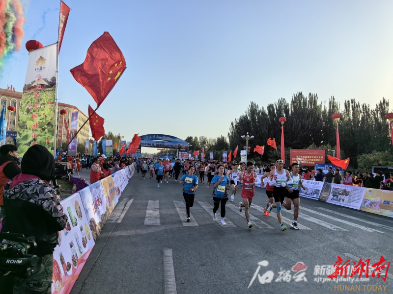 3000余名选手参赛 首届泽普“金湖杨”马拉松赛激情开跑