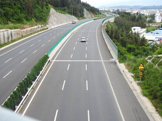 高速路上开车调导航？危险