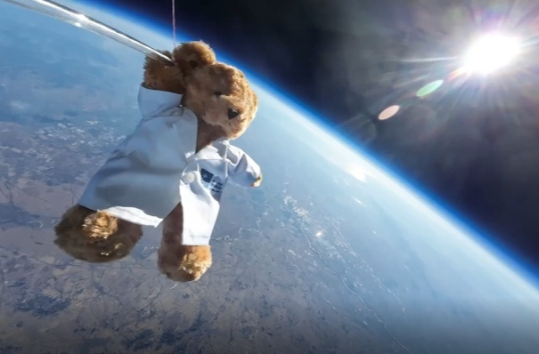 玩具熊飞上万米高空与地球合影，这个大学生是认真的