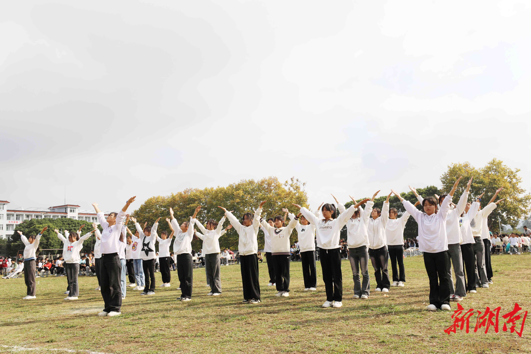 迎40周年校庆，展校园青春风采  ——永州工贸学校总校举行23级学生体操比赛