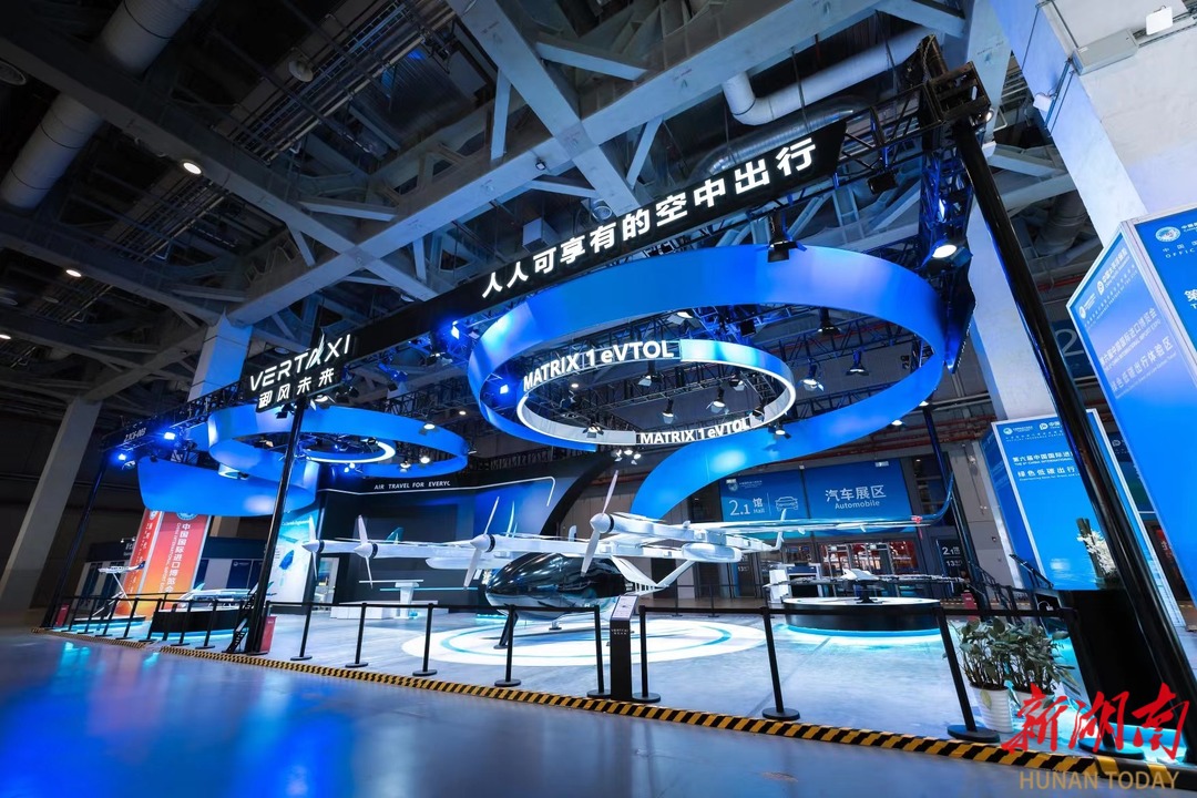 湘籍青年领衔，中国首架全国产化2吨级电动飞机亮相进博会开启全球首展