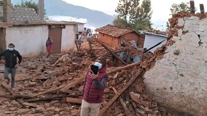 ​尼泊尔地震已致128人遇难 总理普拉昌达赶往灾区