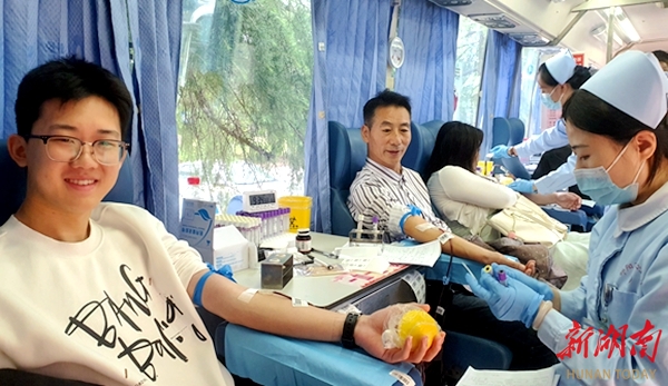 邵东320名教师挽袖献血情暖深秋_邵阳头条网