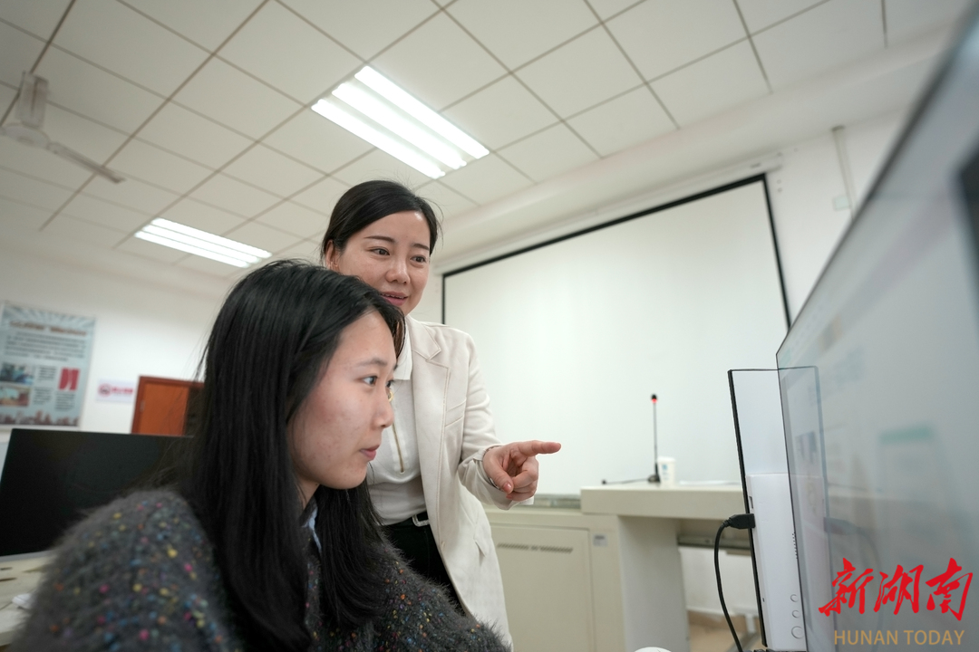 最美教师胡晓青学而不厌诲人不倦爱岗敬业