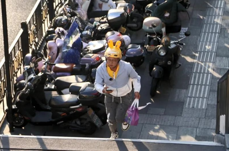 人间清醒！刷屏热搜、当火炬手的他，又送起了外卖→