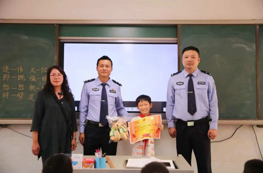 9岁小朋友“捡到”2岁小朋友！网友：原来自己也是个小朋友呀