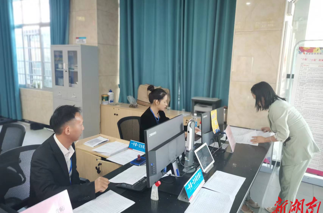 溆浦县政务服务中心：设立专窗减证便民 优化服务“只跑一次”