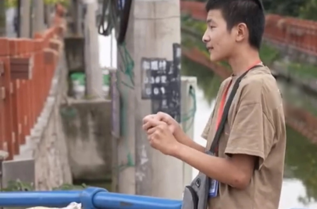 卖爆米花的脑瘫男孩要上学了！这个细节让人放心