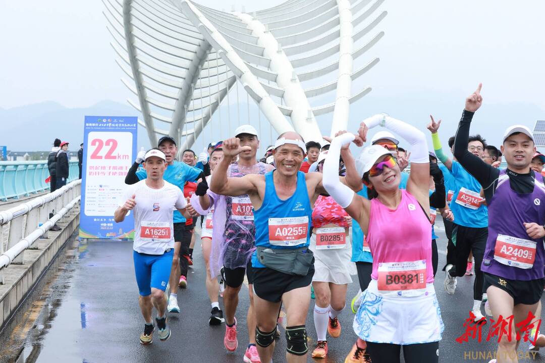 精彩2023常德柳叶湖马拉松赛鸣枪开跑湖南籍选手黄菲打破全马女子组
