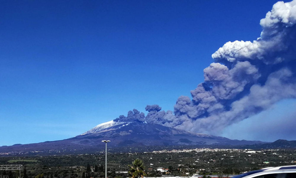 新华社北京11月13日电 意大利西西里岛上的埃特纳火山12日向空中喷发