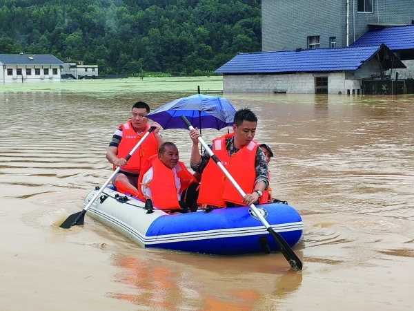 今年汛期，面对22轮强降雨袭击，全省取得了因洪涝灾害人员零伤亡的历史性胜利——慎终如始保安全 风雨同心护家园