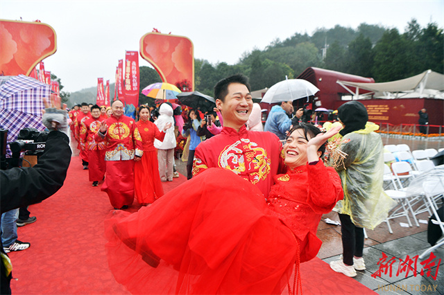 Group Wedding Ceremony Held in Shaoshan City