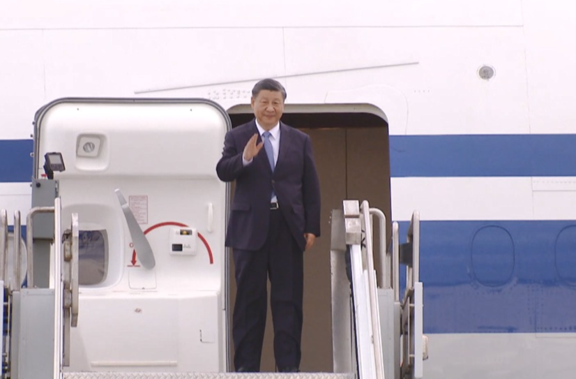 視頻丨習近平步出艙門 美方多位高級官員在機場迎接