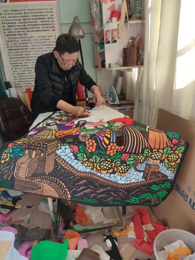 贺春华在资阳区长春镇紫薇村村民服务中心开办了益阳套色剪纸传习馆