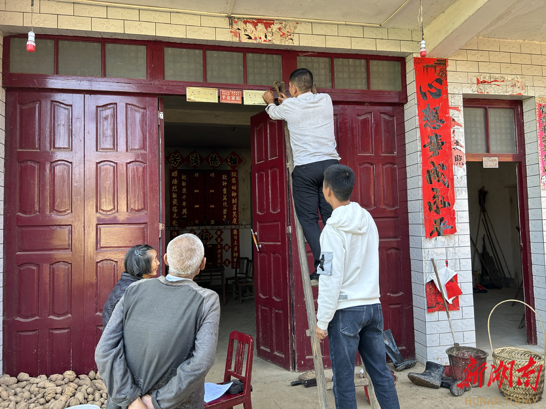 武冈市:上门悬挂光荣牌 让“光荣之家”共享军人荣光_邵阳头条网