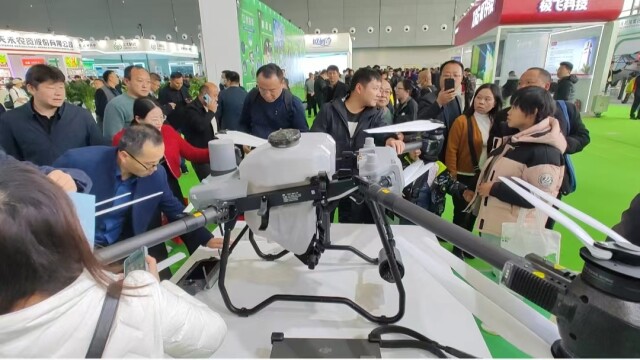 王亮 摄)记者逛展看到,航空植保展区人气最旺,大疆,极飞等行业领军