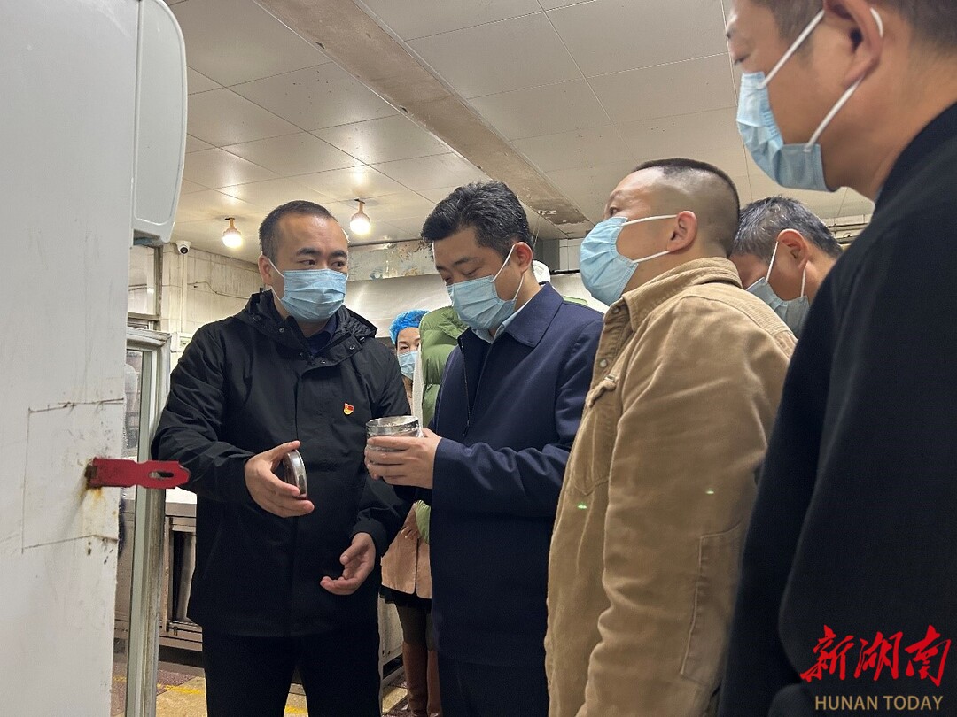 荷塘区委副书记区长罗鹏程督导荷塘小学食品安全工作