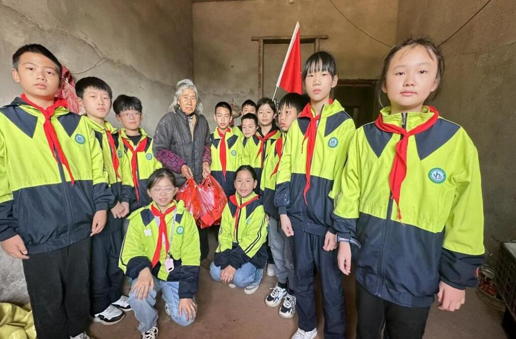 【未来之星】衡阳市蒸湘区实验小学学生为聋哑老人献爱心