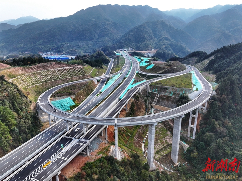 11月24日上午,芷江至铜仁(湘黔界)高速公路(简称"芷铜高速")建成通车.