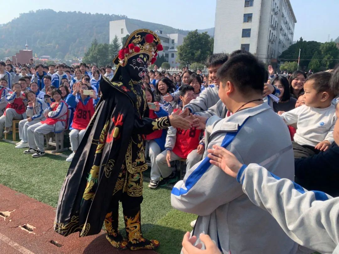 北京"心灵之声"残疾人艺术团走进衡山职专