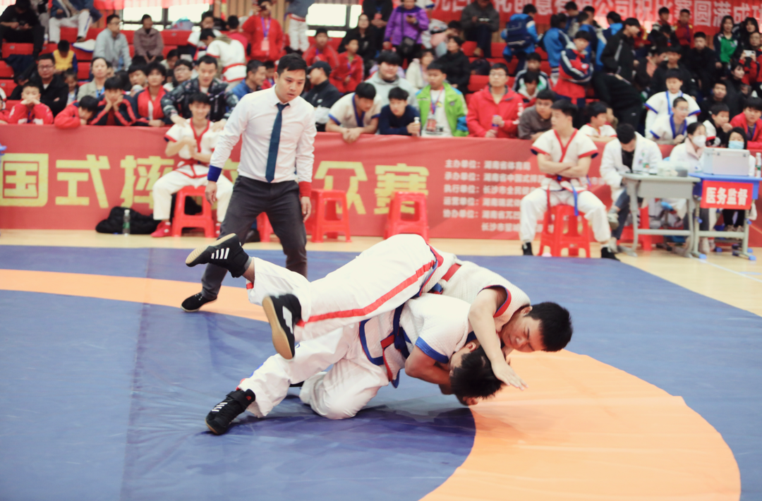 以“跤”会友 省第二届中国式摔跤大众赛在长沙举行